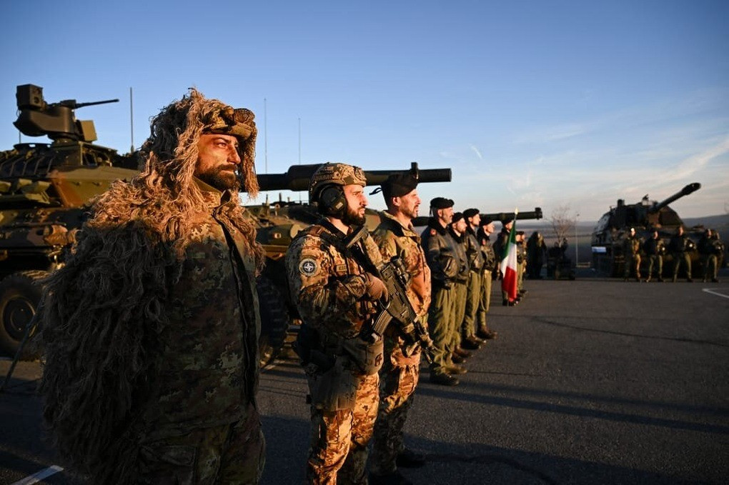 Trước đó, Tổng thống Phần Lan bày tỏ sự tin tưởng rằng sớm hay muộn châu Âu cũng sẽ phải khôi phục quan hệ với Liên bang Nga. Trong khi đó, Tổng thống Pháp Macron lần đầu tiên phát biểu về nhu cầu thành lập một “liên minh tự nguyện”. Nhưng giới chuyên gia cũng nhận thấy, Pháp đang cố gắng cài lợi ích của họ, trong việc thực hiện các đơn đặt hàng cho các nước châu Âu tham gia hỗ trợ cho Kiev.