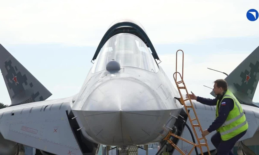 Tính đến năm 2024, Không quân Nga có khả năng đã nhận được từ 14 đến 22 chiếc Su-57. Mẫu sản xuất đầu tiên đã được giao vào cuối năm 2020, với các đợt giao hàng vẫn tiếp tục kể từ đó. Các thông tin cho biết, Nga đã tăng sản lượng. Tuy nhiên, lệnh trừng phạt và các vấn đề về chuỗi cung ứng làm phức tạp thêm sự rõ ràng về con số chính xác.