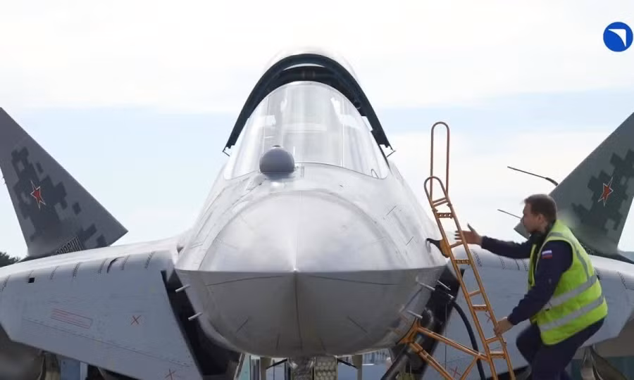 Tính đến năm 2024, Không quân Nga có khả năng đã nhận được từ 14 đến 22 chiếc Su-57. Mẫu sản xuất đầu tiên đã được giao vào cuối năm 2020, với các đợt giao hàng vẫn tiếp tục kể từ đó. Các thông tin cho biết, Nga đã tăng sản lượng. Tuy nhiên, lệnh trừng phạt và các vấn đề về chuỗi cung ứng làm phức tạp thêm sự rõ ràng về con số chính xác.