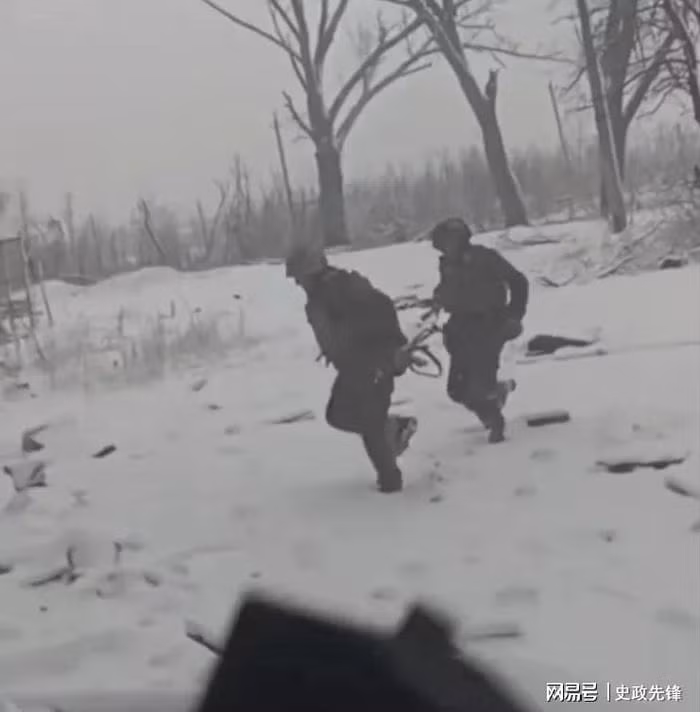 Kênh DeepState của Ukraine đưa tin, "ở khu vực Kursk, người Nga đang đạt được thành công nhờ sử dụng một số lượng lớn quân Triều Tiên". Deep State cho biết, AFU đang tiến hành “những trận chiến khó khăn” ở Kursk. Theo Deep State, các nhóm tấn công của Nga đang đột phá về Sudzha và cũng đang tiến vào khu vực Sumy. 