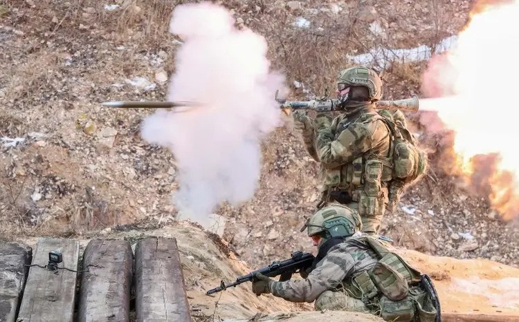 Phóng viên chiến trường Boris Rozhin của Nga đưa tin, “Ngoài việc tái chiếm Stara Sorochina và đột phá tại Kurilovka, RFAF cũng giải phóng làng Nikolaevka gần Malaya Loknya. Áp lực ngày càng tăng lên về mặt bảo đảm hậu cần chiến dịch của AFU tại mặt trận Kursk đang hết sức khó khăn”.