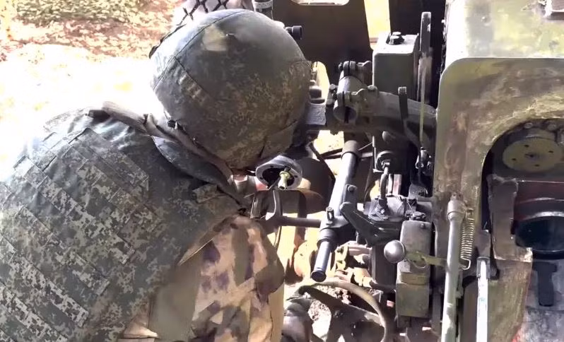 Quân đội Nga nêu rõ, nhiệm vụ của họ tại Kursk là dụ Ukraine tiếp tục tăng quân, sau đó tiêu diệt quân Ukraine đang bị bao vây trong vòng vây. Lữ đoàn thủy quân lục chiến số 155, 40, 810; Sư đoàn dù 106; Sư đoàn bộ binh cơ giới số 72, và thậm chí cả Lữ đoàn lực lượng đặc biệt số 22 trực thuộc Bộ Tổng tham mưu Nga đã tham chiến tại mặt trận Kursk. 