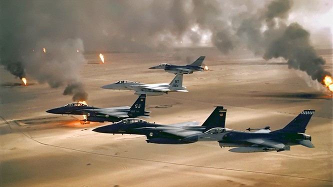 F-15E được thiết kế để tiến công tầm xa các mục tiêu mặt đất, sâu trong lãnh thổ đối phương. Strike Eagle chứng minh giá trị của nó trong chiến dịch Bão táp Sa mạc năm 1991, thực hiện các phi vụ tấn công sâu vào các mục tiêu trọng yếu và yểm trợ các lực lượng Liên quân trên bộ. 