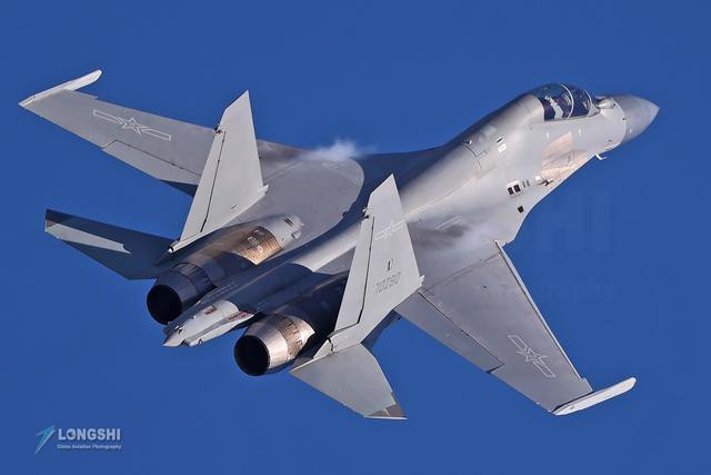 Hiện nay trong Không quân Trung Quốc, cũng được trang bị máy bay chiến đấu hạng nặng J-16; đây là mẫu sao chép từ Su-30MKK mà Trung Quốc nhập từ Nga; các chỉ số kỹ chiến thuật tương tự như F-15E của Không quân Mỹ. 