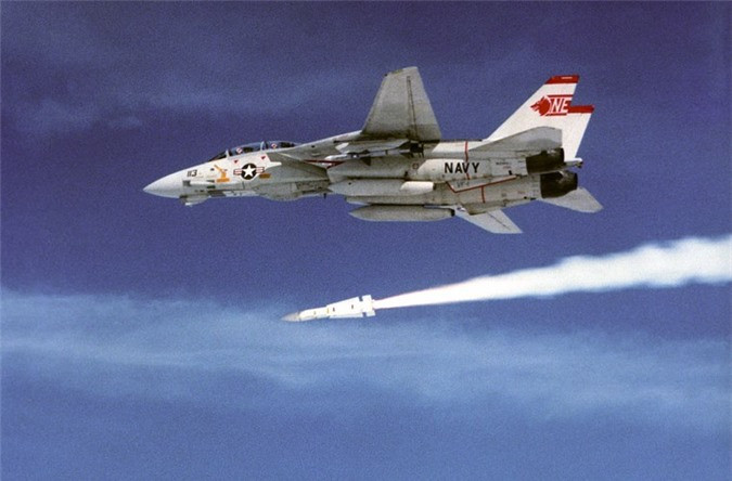 Với mức tiêu thụ nhiên liệu ở chế độ đốt sau tối đa, F-14 có thể bay trong thời gian ngắn với tốc độ Mach 2,34; tuy nhiên mức tiêu hao nhiên liệu là rất cao. Theo mô tả của phi công thử nghiệm F-14, khi bay hoàn toàn bằng chế độ tăng lực, động cơ của F-14 có thể sử dụng hết nhiên liệu mà máy bay mang theo được, chỉ trong vòng 2 phút.