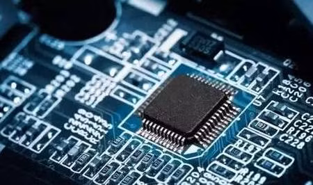 Để tự chủ về sản xuất chip, quốc gia đó phải tự chủ từ nguồn nguyên liệu, thiết bị, phần mềm đến sản xuất; thành phẩm chip thể hiện trình độ công nghiệp và công nghệ cốt lõi. Không hề nói quá rằng, hiện chip điều khiển giữ vai trò đặc biệt quan trọng được ví như “bộ não”, “linh hồn” của tất cả các hệ thống tự động hóa và thông minh.