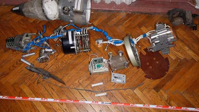 Vậy Nga mua chip cho vũ khí của mình ở đâu? Mới đây qua nghiên cứu quả tên lửa 9M544 Smerch của Nga, sử dụng ở Ukraine, các chuyên gia Mỹ phát hiện loại vũ khí dẫn đường này, sử dụng các chip do Mỹ sản xuất, nhưng do công ty bán lẻ trực tuyến toàn cầu AliExpress, cung cấp cho các nhà sản xuất vũ khí Nga.