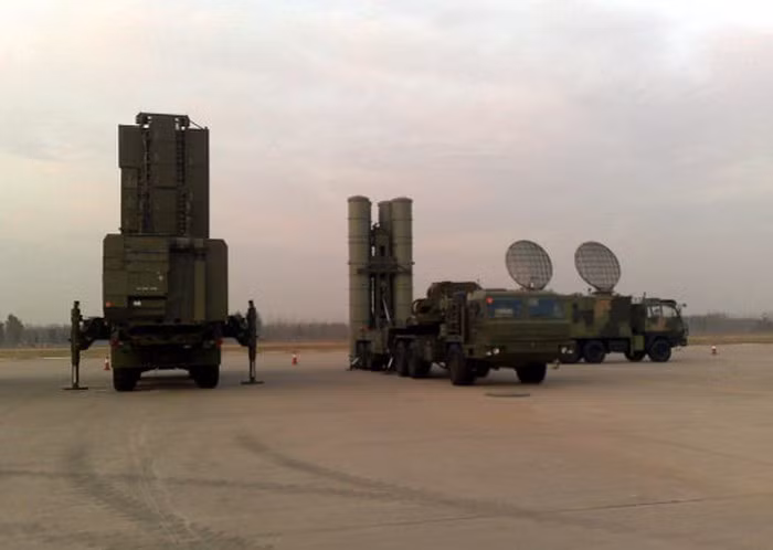 Mặc dù đã chuyển giao S-300 cho Syria, nhưng chưa chắc chắn khi nào Quân đội Syria được trao quyền kiểm soát các hệ thống S-300; nhưng đáng chú ý là chúng không được sử dụng, để đánh trả các cuộc tấn công của Israel hoặc Thổ Nhĩ Kỳ vào Syria trong hơn ba năm qua, kể cả trong các cuộc đụng độ dữ dội với Thổ Nhĩ Kỳ từ tháng 1 đến tháng 3/2020.