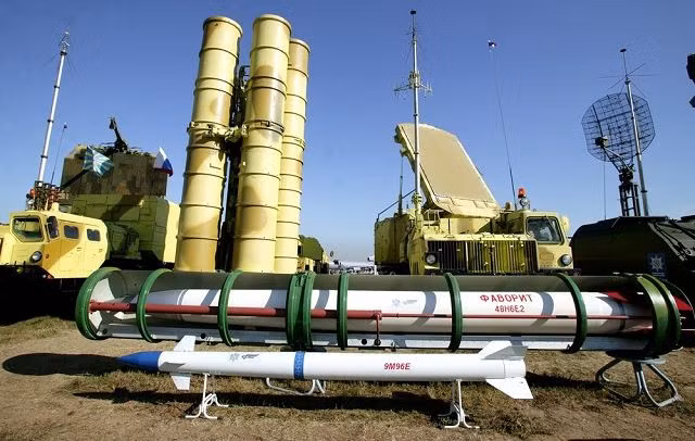 S-300PMU-3 có khả năng tấn công cùng lúc 32 mục tiêu và có tầm bắn 250 km nếu được trang bị tên lửa 48N6E3; mặc dù các tên lửa S-300 của Syria vẫn sử dụng tên lửa 48N6E2 cũ hơn, chỉ với tầm bắn 200 km và tốc độ thấp hơn.