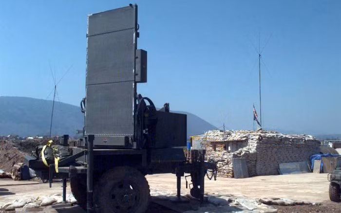 Radar AN/TPQ-37 được trang bị anten mảng pha có chức năng quét điện tử và hoạt động ở băng tần S. Radar có phạm vi phát hiện tối đa không quá 50 km trong khu vực quan sát với góc phương vị rộng 99 độ. Đồng thời, nó có khả năng theo dõi đồng thời 36 mục tiêu. Ảnh: Twitter. 
