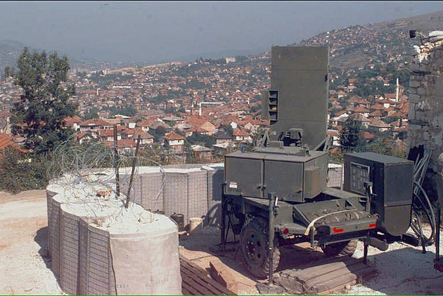 Mặc dù AN/TPQ-36 là thế hệ radar chống pháo đầu tiên, do Thales Raytheon Systems và Tập đoàn Grumman của Mỹ hợp tác sản xuất; nhưng nó cũng sử dụng ăng-ten mảng pha (nhưng kích thước của nó rất lớn), và một số công nghệ vẫn còn lạc hậu. Đây cũng là radar trinh sát pháo binh lâu đời nhất và được sử dụng rộng rãi nhất trong Quân đội Mỹ. Ảnh: Pinterest. 
