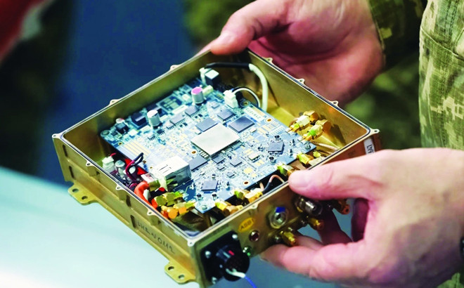 Nga cũng vướng vào khó khăn lớn, khi năng lực sản xuất vũ khí chính xác của họ bị bóp nghẹt trong giai đoạn đầu cuộc chiến, do phương Tây đã phát động chiến dịch ngăn chặn toàn diện Nga, trong đó quan trọng nhất là chip và các linh kiện điện tử.