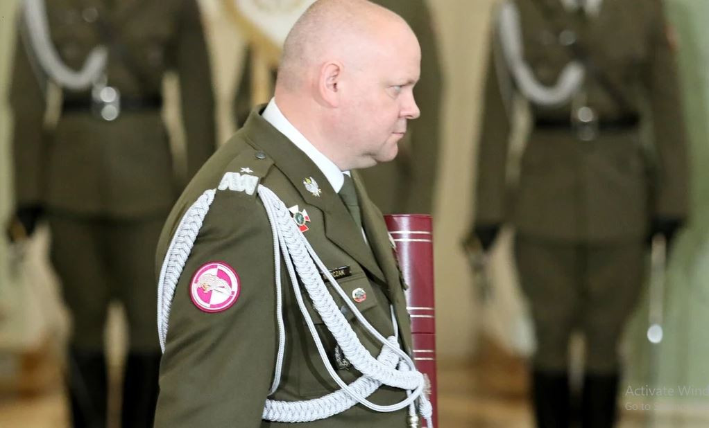 Tướng Marczak tốt nghiệp Trường Sĩ quan cao cấp lực lượng cơ giới ở Krakow (Ba Lan). Ông từng là chỉ huy Lữ đoàn 25 Không kỵ và Lữ đoàn Dù số 6 của Quân đội Ba Lan. Sau đó ông từng giữ các vị trí chỉ huy trong vài trò là sĩ quan cao cấp NATO ở Bosnia và Afghanistan.