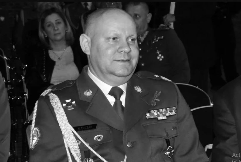 Trong khi đó, một số nguồn tin của Ba Lan còn nói rằng, tướng Marczak đã chết “khi đang làm nhiệm vụ”. Về vấn đề này, giả thuyết rằng tướng Marczak có thể nằm trong số các sĩ quan cấp cao của NATO được cử đến Chasov Yar để bàn kế hoạch tác chiến. 