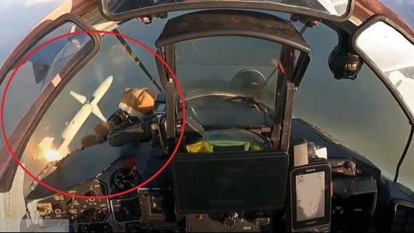 Ngoài ra còn có một số ít máy bay chiến đấu MiG-29 của Ukraine được NATO nâng cấp, có thể phóng tên lửa chống bức xạ Hamm ở khoảng cách xa để tấn công hệ thống phòng không Nga. Sử dụng máy bay không người lái của phương Tây để theo dõi và giám sát vị trí của quân đội Nga.