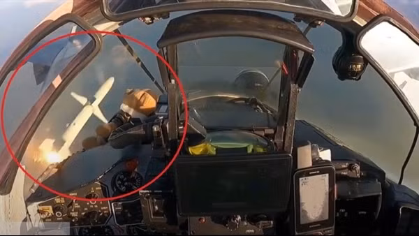 Ngoài ra còn có một số ít máy bay chiến đấu MiG-29 của Ukraine được NATO nâng cấp, có thể phóng tên lửa chống bức xạ Hamm ở khoảng cách xa để tấn công hệ thống phòng không Nga. Sử dụng máy bay không người lái của phương Tây để theo dõi và giám sát vị trí của quân đội Nga.