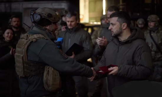 Hiện phía Ukraine chỉ cho phép 3 người công khai kế hoạch hành động của quân đội; đó là Tổng thống Zelensky, Bộ trưởng Quốc phòng Reznikov và Tổng tư lệnh Zaluzhni. Giờ đây, các đơn vị cơ động tinh nhuệ của quân đội Ukraine đều đã bước vào “trạng thái im lặng”, và toàn bộ mặt trận Zaporozhye và Kherson đều “im ắng đến đáng sợ”.