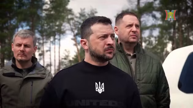 Theo ông Rogov, trong chuyến thăm gần đây của ông Tổng thống Zelensky tới Dnipropetrovsk và một phần của khu vực Zaporozhye do chính quyền Kiev kiểm soát, cũng như cuộc gặp với chỉ huy của nhóm lực lượng Ukraine, chiến lược chuẩn bị cho một cuộc phản công đã được thảo luận.