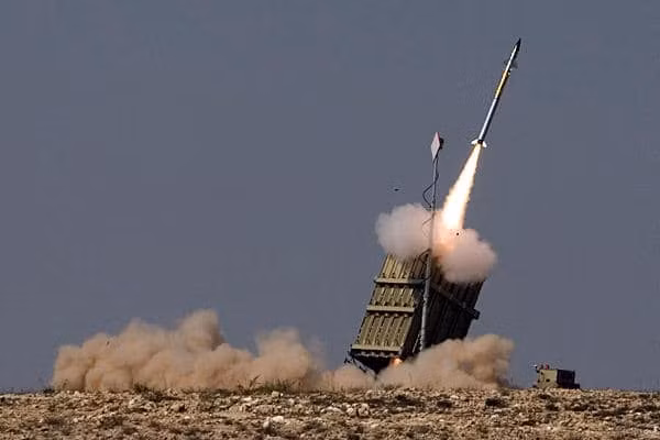 Hệ thống Iron Dome cũng có thể đánh chặn máy bay, UAV, đạn pháo cỡ lớn và thậm chí có thể cả tên lửa hành trình và tên lửa đạn đạo. Minh chứng là việc nó bắn hạ tên lửa đạn đạo Fateh của Iran vào ngày 20/1/2019.