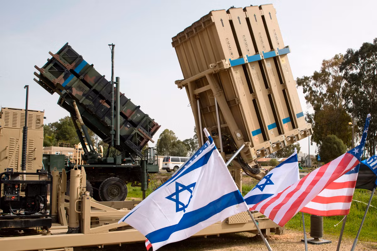Thứ nhất, Iron Dome được thiết kế để ưu tiên đánh chặn các tên lửa đe dọa nhất, chẳng hạn như tên lửa hành trình; thay vì các tên lửa nhỏ hơn hoặc siêu nhỏ mà Hamas sử dụng. Đặc biệt là Vòm sắt sẽ bị quá tải, khi đối phương tấn công với số lượng tên lửa lớn, thay vì 10 hoặc 20 tên lửa được phóng từ một nơi vào không phận Israel.