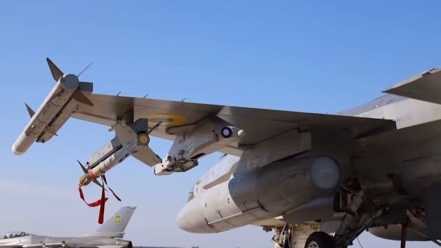 Về điểm này, những chiếc F-16 của Ukraine chỉ được trang bị tên lửa không đối không tầm ngắn và tầm trung và chỉ được sử dụng trong không chiến. Rõ ràng, Quân đội Ukraine ở tiền tuyến lúc này không thể mong ngóng F-16 F-16 nếu muốn lội ngược dòng. Nhiệm vụ chính ở giai đoạn này của F-16 là bảo vệ khu vực hậu phương trước các cuộc không kích của Nga. (Nguồn ảnh: Ukrinform, TASS, Wikipedia).