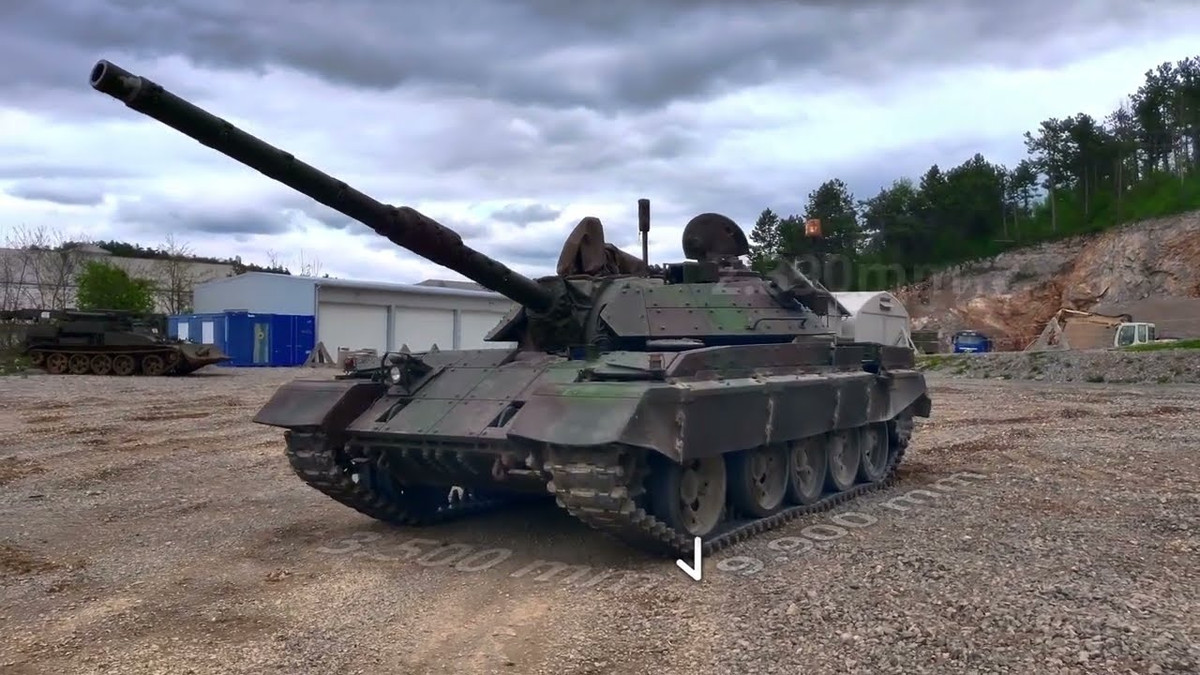 Hiện tại không có mối đe dọa thực sự xung quanh Slovenia và lực lượng vũ trang nước này tương đối yếu, quân đội Slovenia chỉ có một số xe tăng T-55 kế thừa từ Quân đội Nam Tư và xe tăng chiến đấu chủ lực M84 (phiên bản T-72 của Nam Tư) tốt hơn. Trong số đó, xe tăng T-54/T-55 hầu như đã bị loại khỏi biên chế quân đội các nước châu Âu từ lâu.