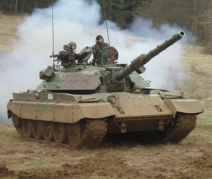 Xe tăng T-54/55 lần đầu tiên được đưa vào trang bị trong Quân đội Liên Xô vào cuối thập niên 1940, thay thế cho “huyền thoại T-34” trong thế chiến 2. Xe tăng M-55 là phiên bản nâng cấp của T-54/55, trở thành xương sống của các đơn vị thiết giáp Slovenia.