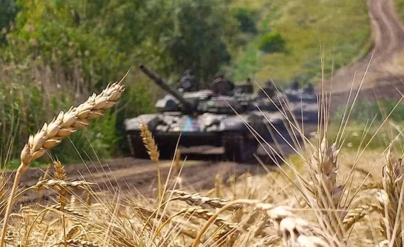 Thứ ba, tốc độ phản công chậm chạp của Ukraine, về nguyên tắc không tạo sự đột phá của mặt trận. Vấn đề là đột phá qua chiều sâu phòng ngự của đối phương, được coi là một giai đoạn ngắn hạn, gồm mở cửa, đánh chiếm đầu cầu và thọc sâu vào những mục tiêu quan trọng, nằm sâu trong tuyến phòng ngự của địch.