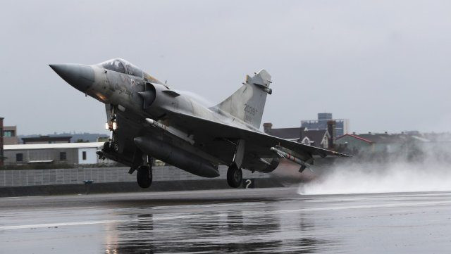 Mặc dù Mirage 2000 sẽ cung cấp cho quân đội Ukraine về một số phương án tấn công, nhưng chúng không thể thay đổi cán cân quyền lực, trừ khi được tích hợp vào một chiến lược lớn hơn bao gồm tình báo phương Tây, chiến thuật tiên tiến và có khả năng là các hệ thống chế áp phòng không hiện đại hơn; mà những thứ này, vẫn là điều xa vời đối với Ukraine. (nguồn ảnh Bulgarian Military, TASS, Al Jazeera). 