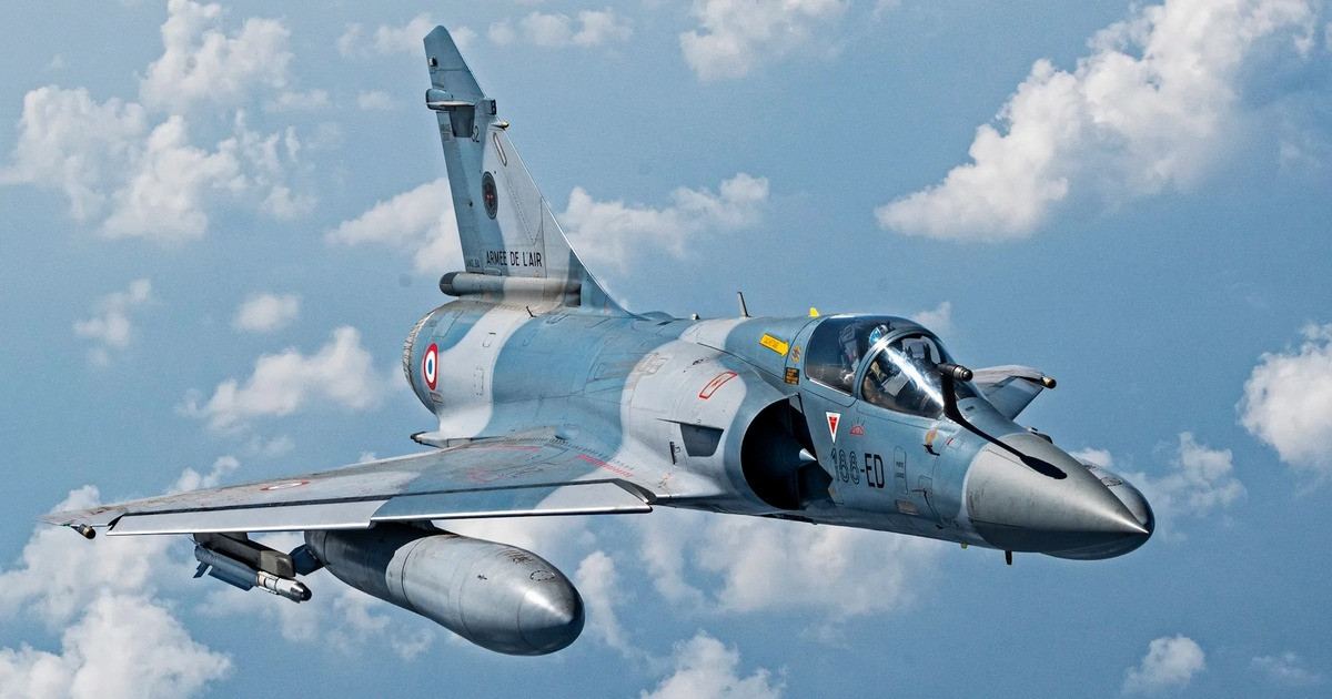 Mirage 2000 dù không nổi tiếng như F-16, nhưng đã chứng minh được khả năng của mình qua nhiều thập kỷ phục vụ trong các cuộc xung đột, từ Chiến tranh vùng Vịnh đến các hoạt động ở Libya và Syria. Câu hỏi quan trọng là nó sẽ ứng phó như thế nào trước các mối đe dọa hiện đại của Nga, đặc biệt là trước chiến đấu cơ Su-35 và hệ thống tên lửa đất đối không S-400?