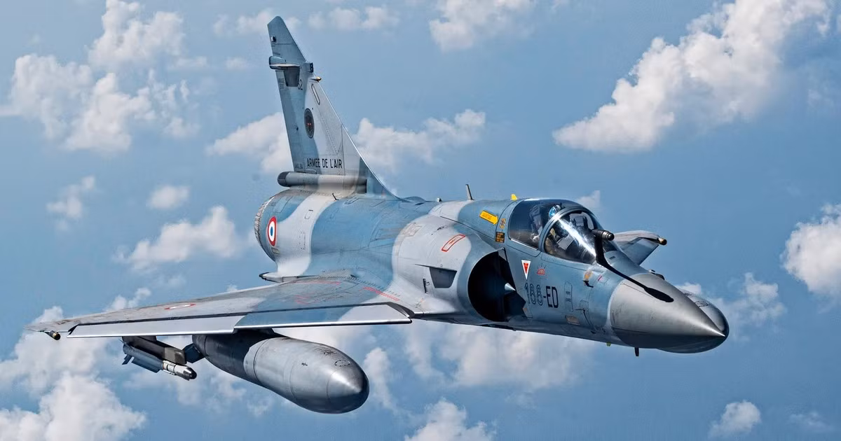 Mirage 2000 dù không nổi tiếng như F-16, nhưng đã chứng minh được khả năng của mình qua nhiều thập kỷ phục vụ trong các cuộc xung đột, từ Chiến tranh vùng Vịnh đến các hoạt động ở Libya và Syria. Câu hỏi quan trọng là nó sẽ ứng phó như thế nào trước các mối đe dọa hiện đại của Nga, đặc biệt là trước chiến đấu cơ Su-35 và hệ thống tên lửa đất đối không S-400?