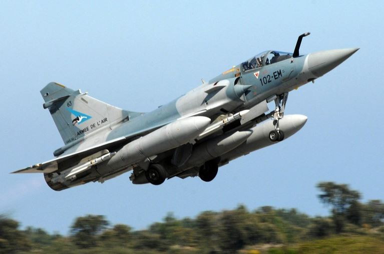 Mirage 2000, máy bay chiến đấu đa năng thế hệ thứ tư, do Dassault Aviation thiết kế, bay lần đầu tiên vào năm 1978 và kể từ đó đã trở thành máy bay chủ lực của không quân Pháp, và từng được xem là đối thủ của F-16. Mirage 2000 được trang bị một loạt các hệ thống vũ khí và điện tử hàng không tiên tiến, giúp nó linh hoạt trong cả nhiệm vụ không chiến và tấn công mặt đất.