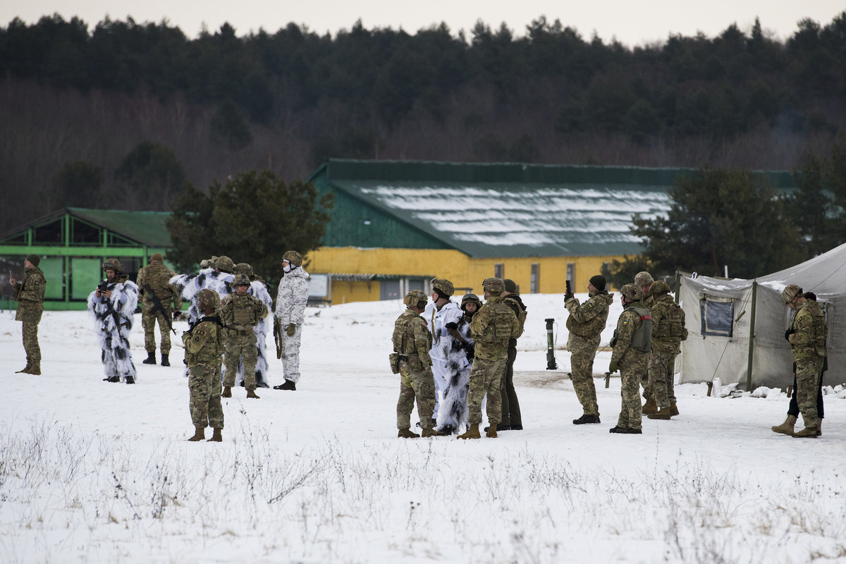 Đánh giá là cuộc tấn công bằng tên lửa đã kết thúc, Hughie chạy trở lại lều của mình, mang theo những thiết bị mà anh đã mua cho "chuyến du lịch" đặc biệt của mình ở Ukraine, bao gồm mũ sắt, áo giáp và bộ đàm cầm tay.
