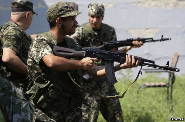 Ở Ukraine, mọi thứ hoàn toàn khác. Huey phải tự đi lấy đạn và chi trả chi phí đi lại, ngay tại Trung tâm, Huey nhận được một khẩu súng trường tấn công FNC F3 của Bỉ với báng gấp, trong khi nhiều “lính tình nguyện” khác được trang bị súng trường tấn công AK-47 hoặc AK-74.