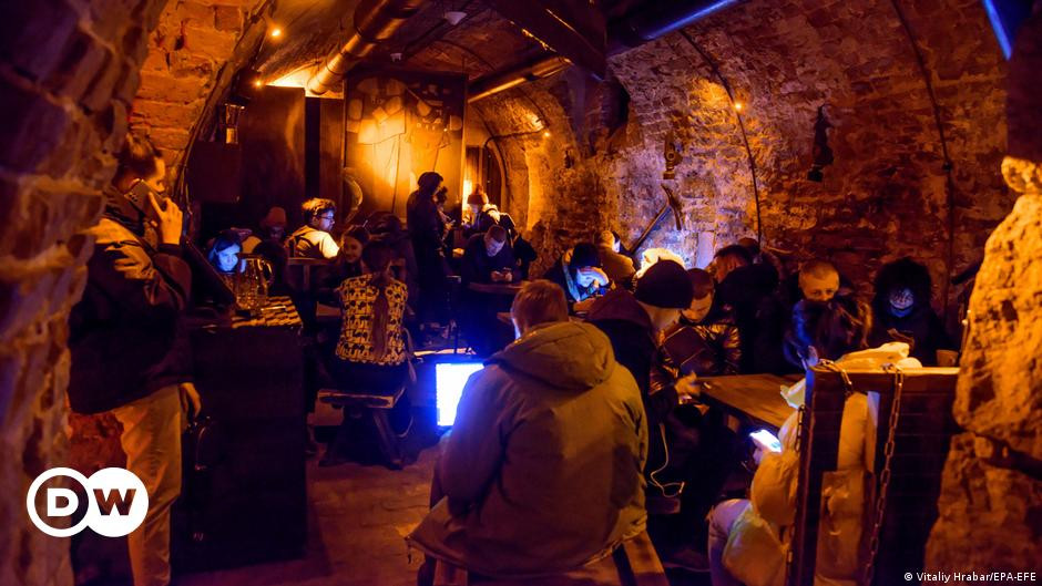 Huey sau đó đã trả lời một tờ báo của Mỹ: “Tôi sống sót vì tên lửa bắn trúng các tòa nhà lớn, chứ không phải khu lều trại nơi tôi ở”. Sau cuộc tấn công tên lửa của Nga, phía Ukraine đã đề nghị sơ tán tất cả những người không còn muốn tiếp tục chiến đấu, trở lại biên giới Ba Lan.