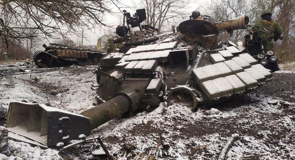 Do thiếu phương tiện vận tải lục quân, chỉ huy Quân đội Ukraine đã ban hành lệnh sử dụng phương tiện giao thông dân sự là xe cá nhân. Đó là xe tải, xe bán tải, xe ben. Chúng bị trưng thu từ dân thường và được sử dụng để vận chuyển binh lính, được sử dụng tại các trạm kiểm soát.