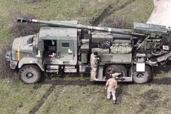 Lý do pháo tự hành bánh hơi Caesar của Ukraine có tầm bắn 40 km đối với đạn pháo tăng tầm thông thường và tầm bắn 50 km đối với đạn pháo tăng tầm có dẫn đường. Đồng thời, hiệu suất thông tin hóa và độ chính xác của pháo Caesar, cũng vượt xa pháo tự hành 2S5 Giatsint-S, được sản xuất vào cuối những năm 1970.