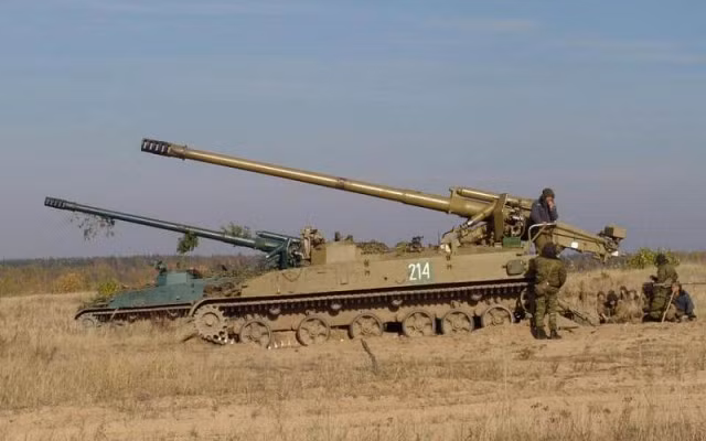 Ngoài ra, ông Khodalyonok cho biết, tầm bắn của pháo tự hành 2S5 Giatsint-S 152mm của Nga là 28 km, mặc dù một lữ đoàn pháo có 72 khẩu pháo tự hành 2S5 Giatsint-S152mm, nhưng nó sẽ bị tiêu diệt bởi một số ít khẩu đội pháo Caesar 155mm của Ukraine. 