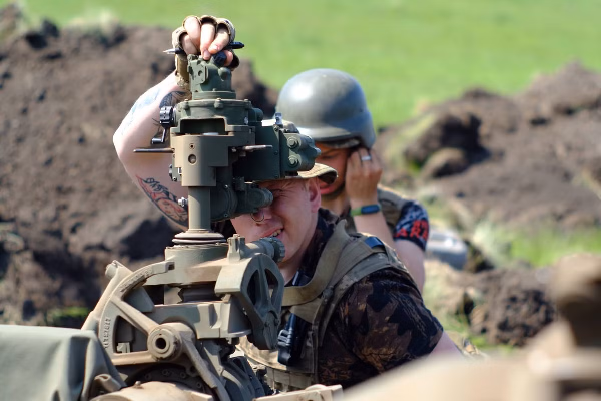 Nguyên nhân chính, là họ có nguồn nhân lực đã được đào tạo chính quy về pháo binh nhiều năm và có kinh nghiệm chiến đấu thực tế. Một loại pháo mới ra mắt, người lính có thể sử dụng thành thạo sau 3 tuần làm quen với các chức năng cơ bản. 