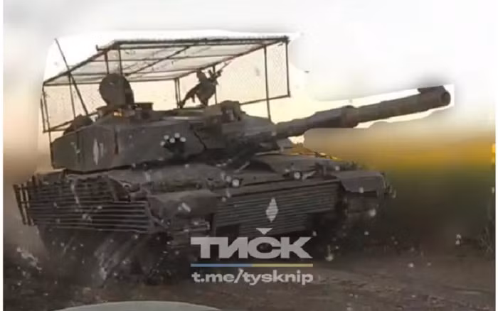 Lữ đoàn 82 được coi là "lữ đoàn NATO", do được Anh huấn luyện với trang bị khổng lồ, khi được trang bị 14 xe tăng chiến đấu chủ lực Challenger 2 do Anh sản xuất, 40 xe bộ binh Weasel do Đức sản xuất và 90 xe chiến đấu bộ binh bánh lốp Strike của Mỹ.