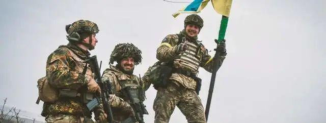 Tuy nhiên, trang bị của Lữ đoàn tấn công đường không 46 cũng do người Anh huấn luyện, không những “tồi tàn” mà còn rất “tạp nham”; trang bị chủ yếu là 10 xe tăng T-80V, 10 xe chống mìn và chống phục kích Puma cùng 20 xe bọc thép bánh lốp, 15 xe hỗ trợ chiến thuật Husky, 4 pháo phản lực phóng loạt BM-21 và 2 pháo tự hành 122mm 2S1. 