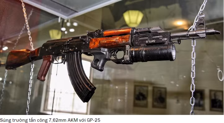 Về cơ bản, các phiên bản AK-47 cũng không có giảm giật đầu nòng, do vậy súng có độ giật nảy rất mạnh và không có khả năng bắn chính xác. Vì vậy, các kỹ sư đã phát triển một “mấu vát”, giúp ổn định cho khẩu AK, để “làm mềm tính”; giúp khi bắn ổn định hơn và cho phép lắp đặt bộ phận giảm thanh trên vũ khí.