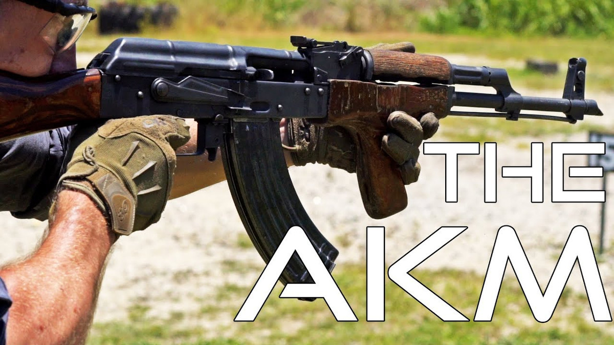 Hai cải tiến lớn của AKM so với AK-47 là trọng lượng nhẹ hơn và dễ chế tạo. AKM có khóa nòng xoay dễ sản xuất hơn và rẻ hơn, điều này tạo điều kiện thuận lợi cho việc chuyển giao công nghệ nhanh hơn và hiệu quả hơn cho các nước trong Khối quân sự Hiệp ước Warsaw như Romania, Hungary, Ba Lan, Đông Đức và các nước khác.