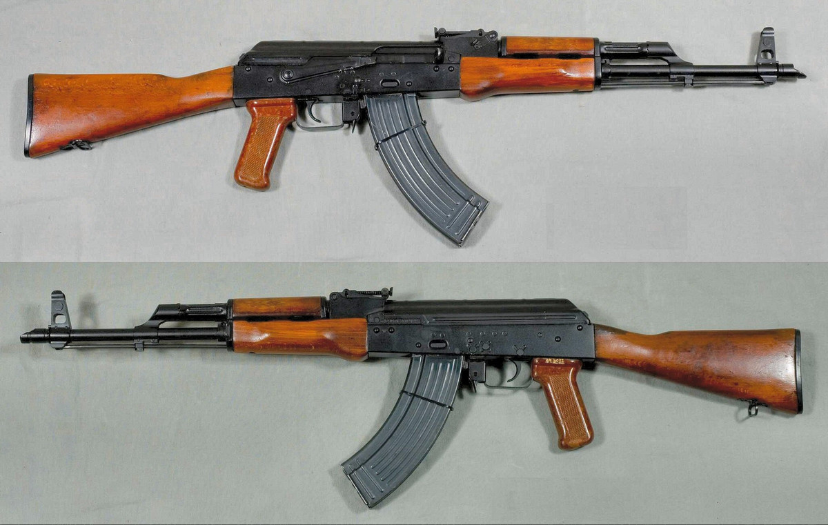 Phiên bản sửa đổi đầu tiên của AK-47 là phiên bản AKM, được thông qua vào cuối những năm 1950 và là nền tảng của tất cả các phiên bản Kalashnikov về sau này, đó là dễ sản xuất, tin cậy và độ bền cao.