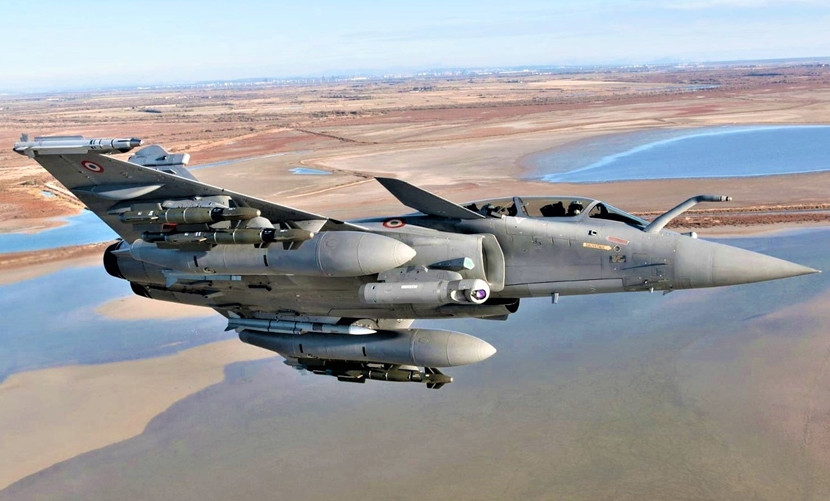 Rafale có trọng lượng cất cánh tối đa 24.500 kg; tốc độ tối đa mà nó có thể bay là 1.912 km/h (hoặc Mach 1,8 ở độ cao lớn). Tuy nhiên, ở độ cao thấp hơn, tốc độ của nó chỉ đạt 1.390 km/h (tương đương Mach 1,1). Bán kính chiến đấu tối đa của Rafale là 1.850 km.