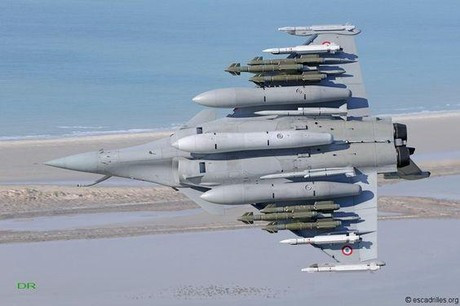 Rafale được trang bị nhiều vũ khí hiện đại như tên lửa không đối không, tên lửa không đối đất, tên lửa chống hạm, tên lửa chống bức xạ, cũng như nhiều loại bom khác nhau.