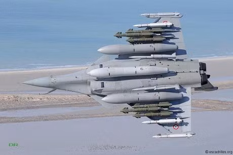 Rafale được trang bị nhiều vũ khí hiện đại như tên lửa không đối không, tên lửa không đối đất, tên lửa chống hạm, tên lửa chống bức xạ, cũng như nhiều loại bom khác nhau.