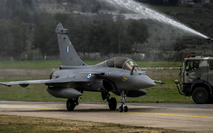 Trước đó, vào cuối tháng 11/2021, một khách hàng quốc tế mua 12 chiếc Rafale của mẫu máy bay này đã được công bố và chỉ hai tuần sau, đã có thông báo về việc bán bán 80 chiếc Rafale cho Các Tiểu vương quốc Ả Rập Thống nhất (UAE). 