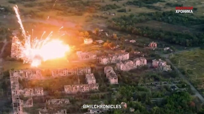 Pháo bắn đạn nhiệt áp hạng nặng TOS Solntsepyok và TOS-2 Tosochka được xếp là vũ khí có sức mạnh chỉ sau vũ khí hạt nhân. Việc sử dụng TOS Solntsepyok và TOS-2 Tosochka bắn phá các cứ điểm phòng ngự, đã tiêu diệt quân Ukraine chốt giữ tại Peski, mặc dù họ có hệ thống công sự phòng ngự kiên cố.