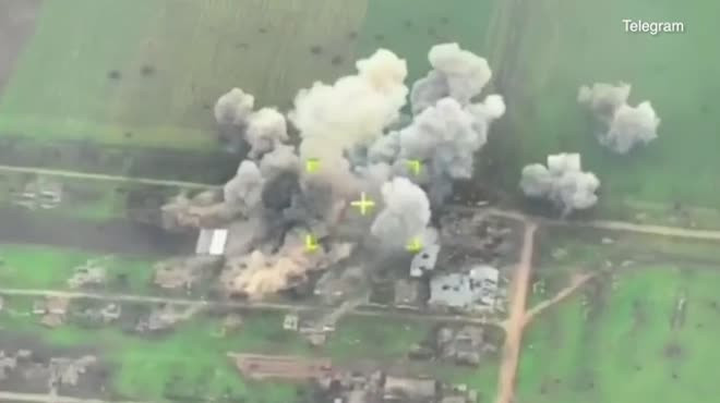 Trên các đoạn video do các phóng viên quân sự Nga công bố, người xem có thể thấy các vị trí của phòng ngự của Quân đội Ukraine bị thiêu rụi như thế nào bởi hàng chục loạt đạn nhiệt áp.